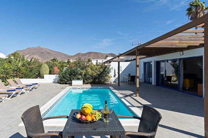 Villa for 6 people, with balcony and pool as well as garden - 1