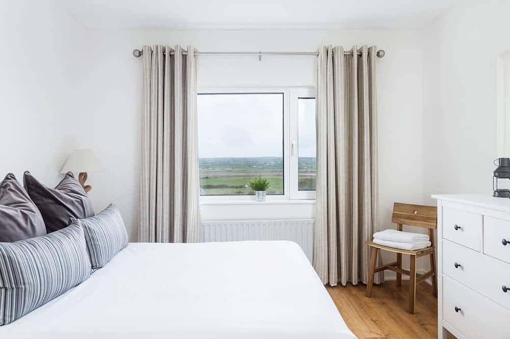 Station Road House (1.3km to Lahinch Beach), Station Road House in Ennistimon, County Clare