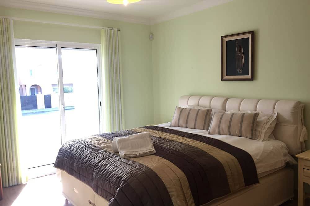 Centrally located 3 bedroom villa with pool close to the beaches in Almancil, Parque Natural da Ria Formosa