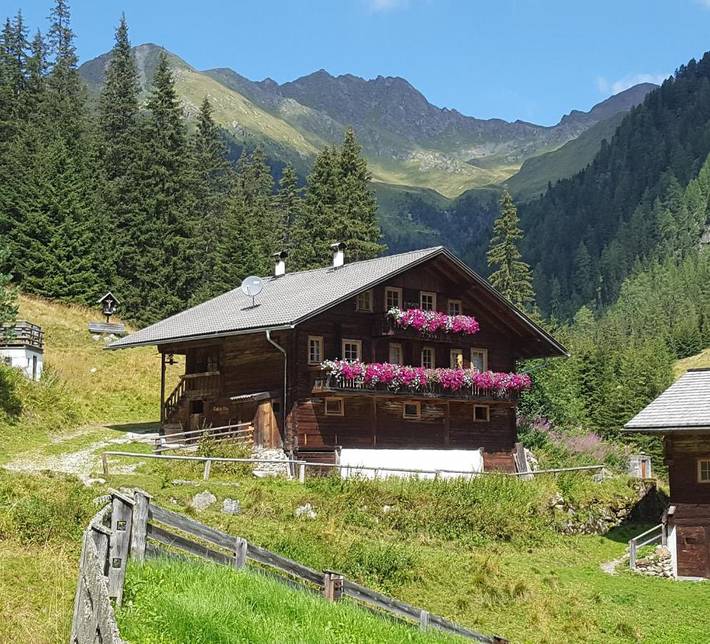 Chalet für 15 Personen, mit Balkon und Whirlpool sowie Terrasse und Garten