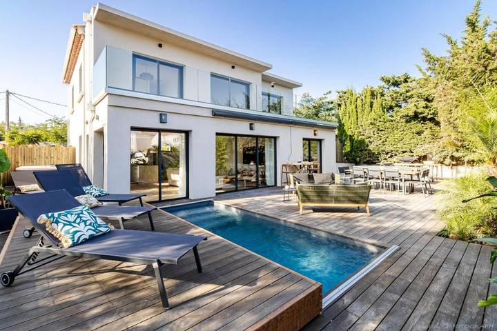 Location de vacances pour 10 personnes, avec piscine et jacuzzi ainsi que terrasse et jardin dans Port de Saint-Jean - 3