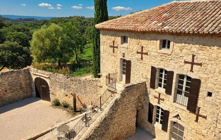 Location de vacances pour 13 personnes, avec terrasse ainsi que jardin et piscine à Clansayes - 2