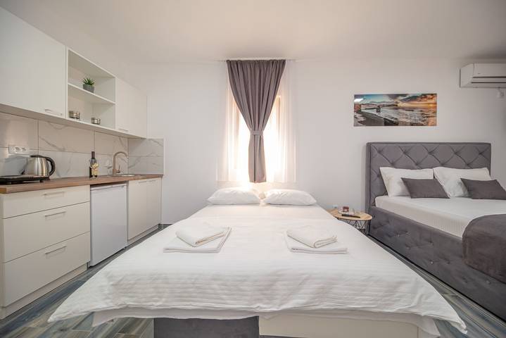 Apartamento entero, Apartamento de vacaciones para 4 personas con balcón/terraza in Šušanj, Montenegro Coast
