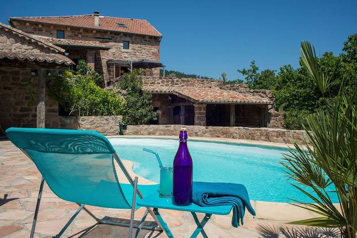 Location de vacances pour 15 personnes, avec Balcon ainsi que Jacuzzi et Jardin à Planzolles
