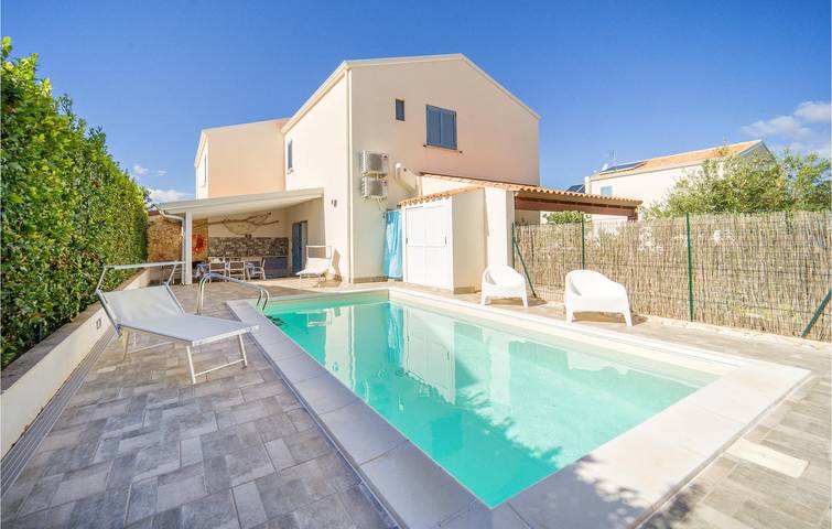 Havre de paix au bord de la mer : Garage, climatisation, piscine et cuisine in Custonaci, Province de Trapani