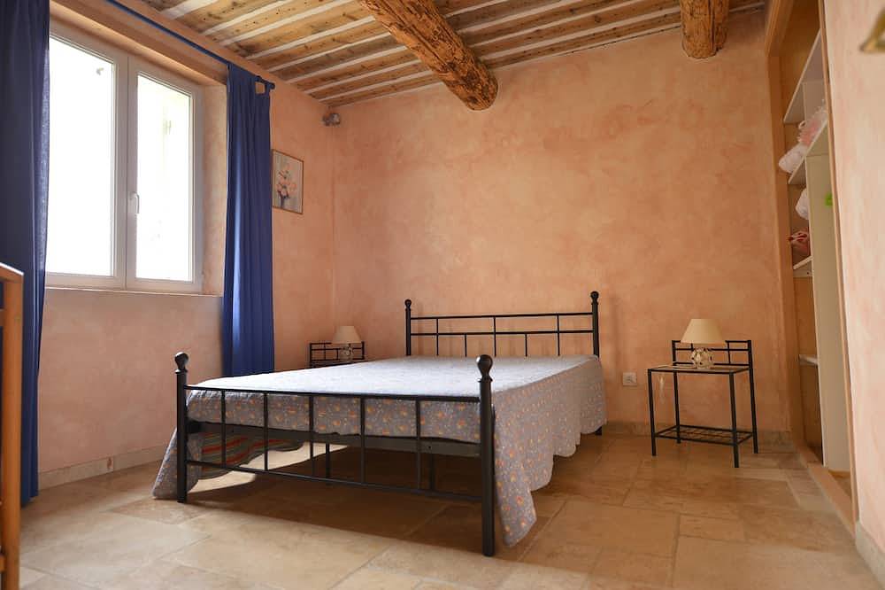 Just a short walk from the Luberon Mountains—accommodations for up to six people in Maubec, Regionaler Naturpark Luberon