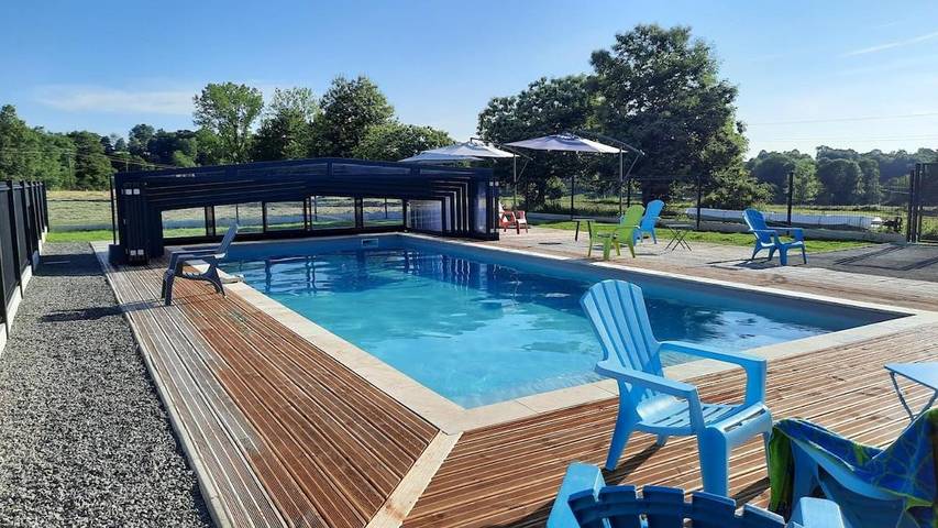 Location de vacances pour 8 personnes, avec Terrasse et Jardin ainsi que Piscine et Vue à Saint-Mesmin (Dordogne)