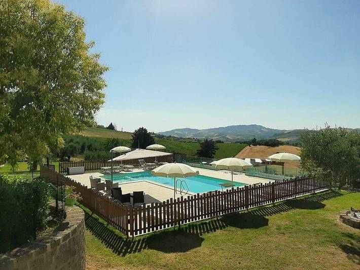 Agriturismo per 11 persone, con giardino e terrazza in Provincia di Ascoli Piceno