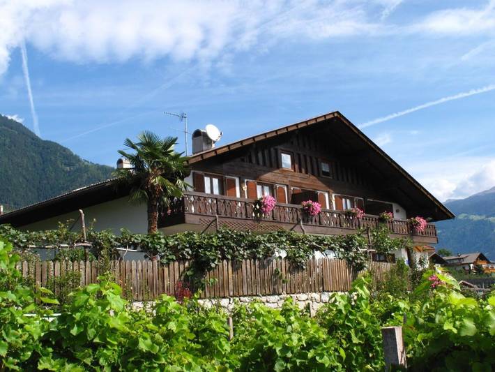 Apartmenthotel für 5 Personen, mit Balkon und Terrasse sowie Garten und Ausblick im Dorf Tirol