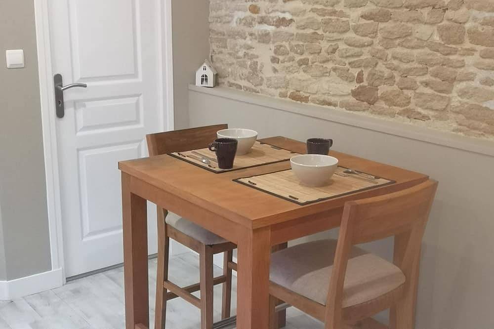 Entire apartment, L'abri Côtier, Studio Rénové Tout Confort à 50 Mètres de Plage in Luc-sur-Mer, Caen region