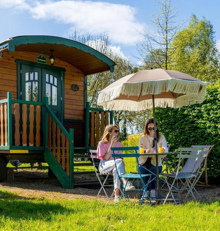 Location de vacances pour 8 personnes, avec piscine et jardin ainsi que jacuzzi et sauna, adapté aux familles à Chenillé-Changé