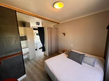 Hôtel pour 2 personnes, avec terrasse et vue à Theix