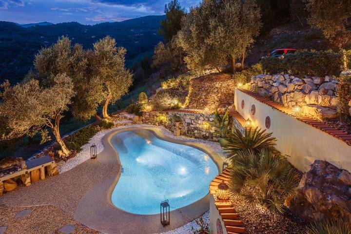 Location de vacances pour 4 personnes, avec jardin ainsi que vue et piscine à Diano San Pietro