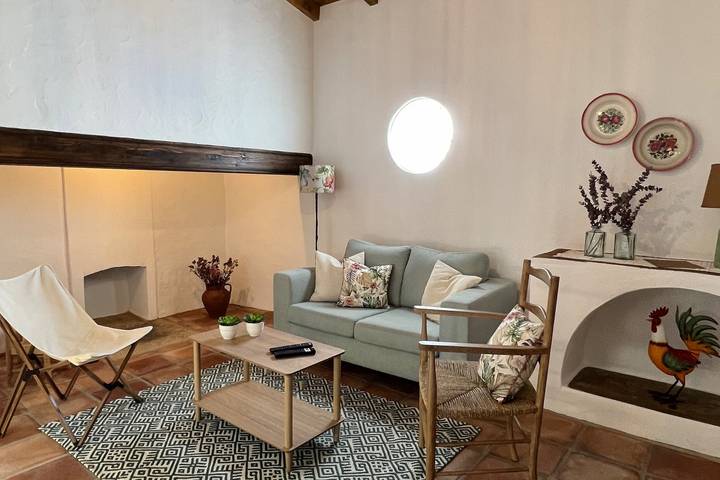Holiday Home 'Casa Das Chaminés' with Private Terrace, Private Garden and Wi-Fi in Évora District