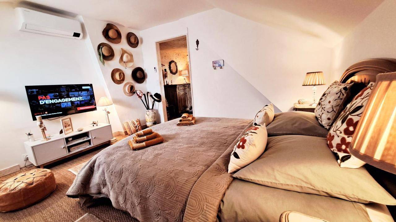 Cosy Chambre-Suite climatisée in Sancoins, Saint-Amand-Montrond