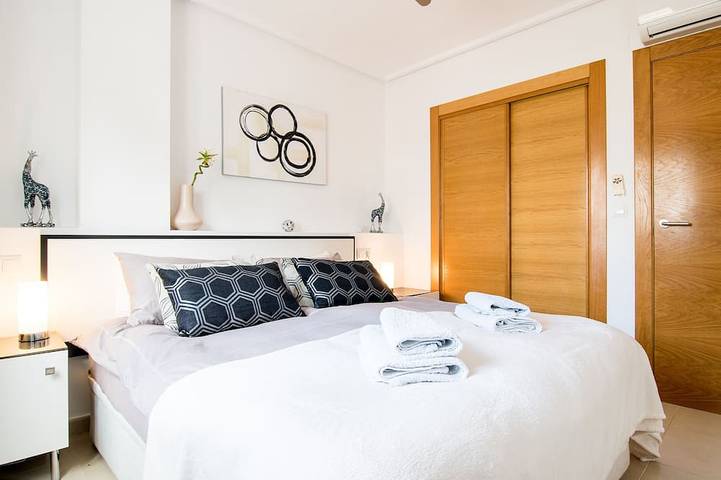 Apartamento entero, Apartamento en planta baja en esquina con terraza y piscina. Vistas al campo de golf y colinas in Murcia , Interior de Murcia