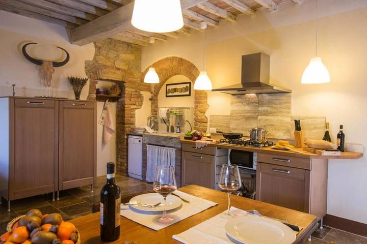 Location de vacances pour 5 personnes, avec vue ainsi que jardin et piscine, animaux acceptés à Radicondoli - 3