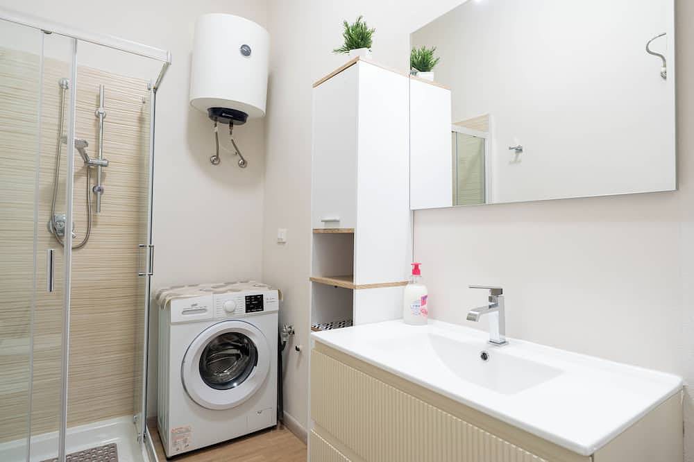 Entire apartment, La Casa di Mario - One Bedroom Apartment, Sleeps 2 in Oristano, Campidano