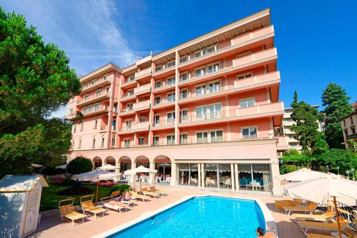 Hôtel pour 3 personnes, avec piscine et terrasse