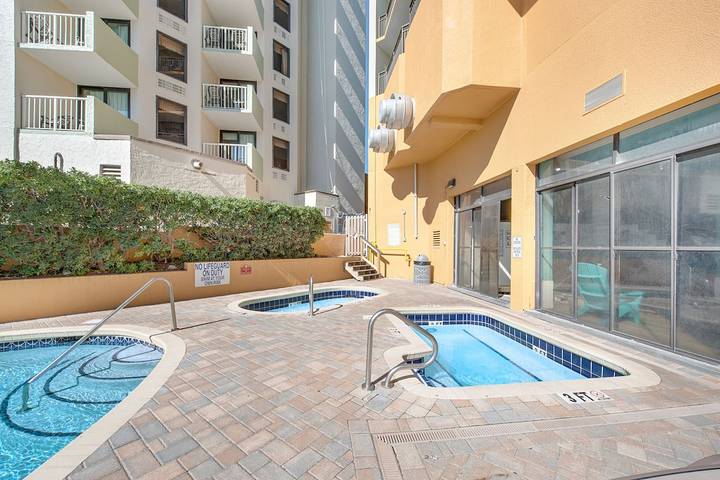 Vacation rental for 4 people, with balcony and hot tub as well as pool, with pets by Myrtle Beach