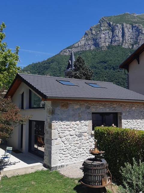 Location de vacances pour 4 personnes, avec vue ainsi que piscine et terrasse à Saint-Égrève - 2