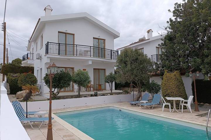 Location de vacances pour 4 personnes, avec balcon et jardin dans Πισσούρι