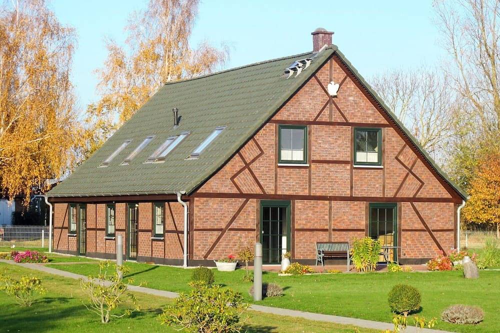 Stunning villa for 4 guests with Wifi, Tv and patio in Ummanz, Ruegen