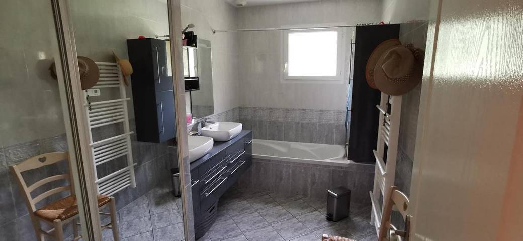 Location de vacances pour 6 personnes, avec piscine ainsi que vue et jardin, animaux acceptés à Saint-Médard-de-Guizières - 4