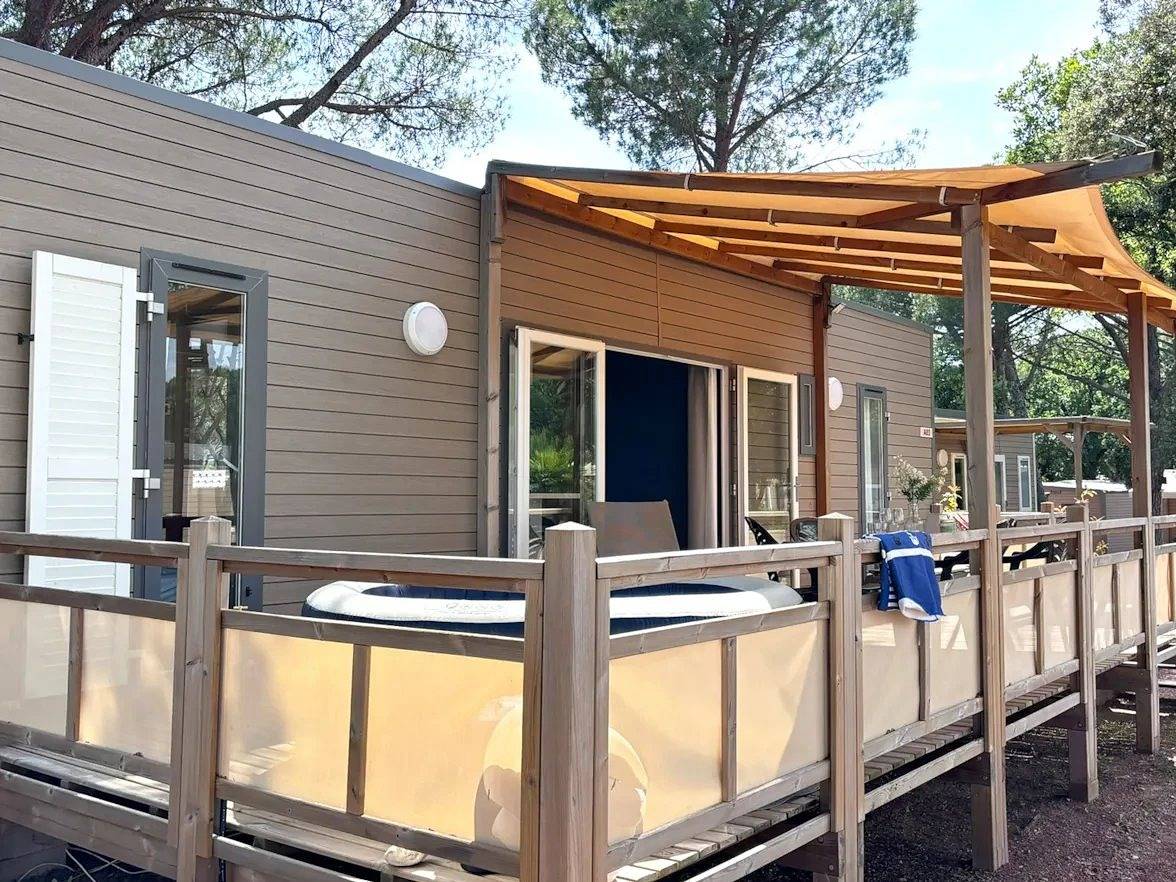 Zecamping 5 étoiles espace aquatique locatif Tv Lv clim 43m2 in Le Muy, Middellandse Zeekust (Frankrijk)