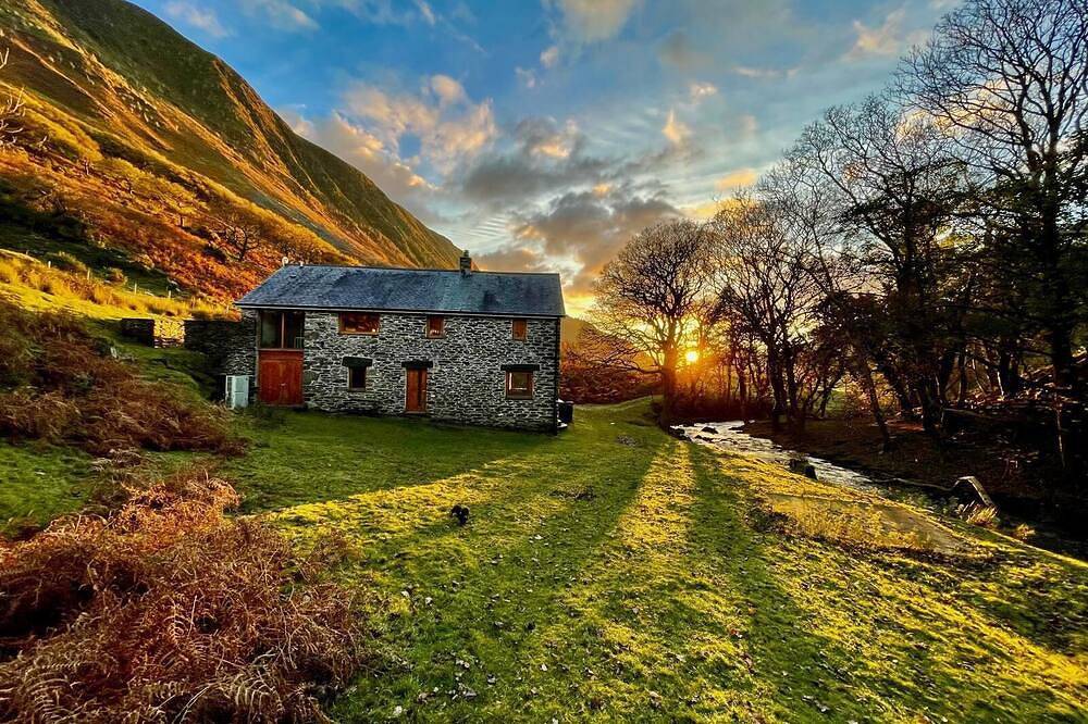 Moinho de água convertido com rio bonito e montanhas majestosas à sua porta in Snowdonia