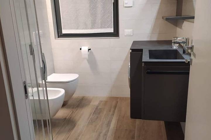 Apartamento entero, Bright apartment, near the lake, large terrace with a view, air conditioning, garage in Riva del Garda, Montañas Garda