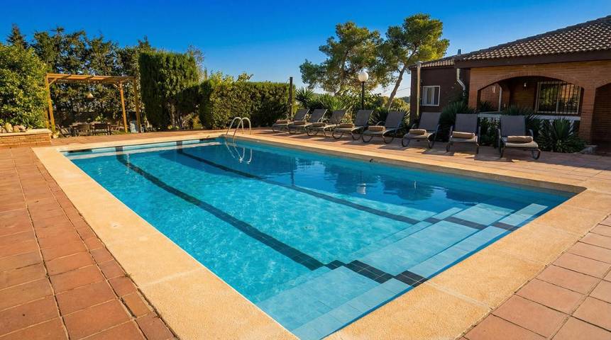 Casa de vacaciones para 12 personas, con jardín y vistas además de piscina y terraza en Olivella