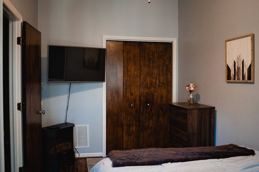 ★ Peaceful View ★ Serene & Cozy ★ Creek ★ Fire-pit ★ Fireplace ★ Wifi ★ in Blue Ridge Parkway, Ashe County