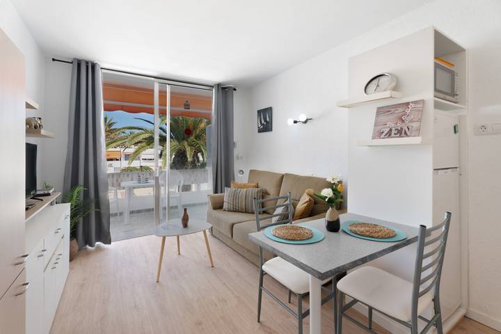 Ganze Wohnung, Ferienwohnung 'Blue Paradise' mit privatem Pool, Wi-Fi und Klimaanlage in Costa del Silencio, Arona