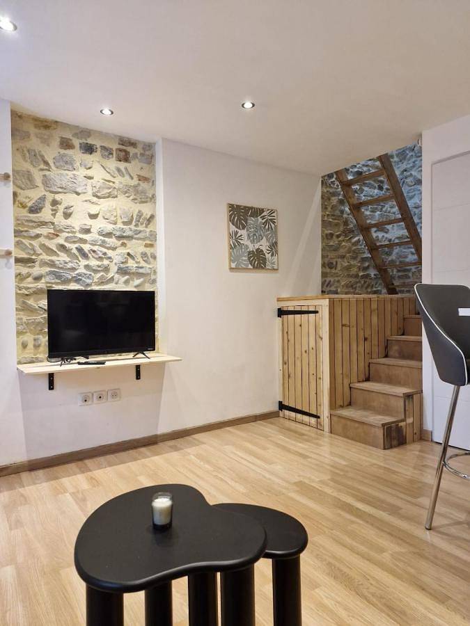 Appartement entier, One-Bedroom Apartment in Bourg-en-Bresse, Région de Bourg-en-Bresse