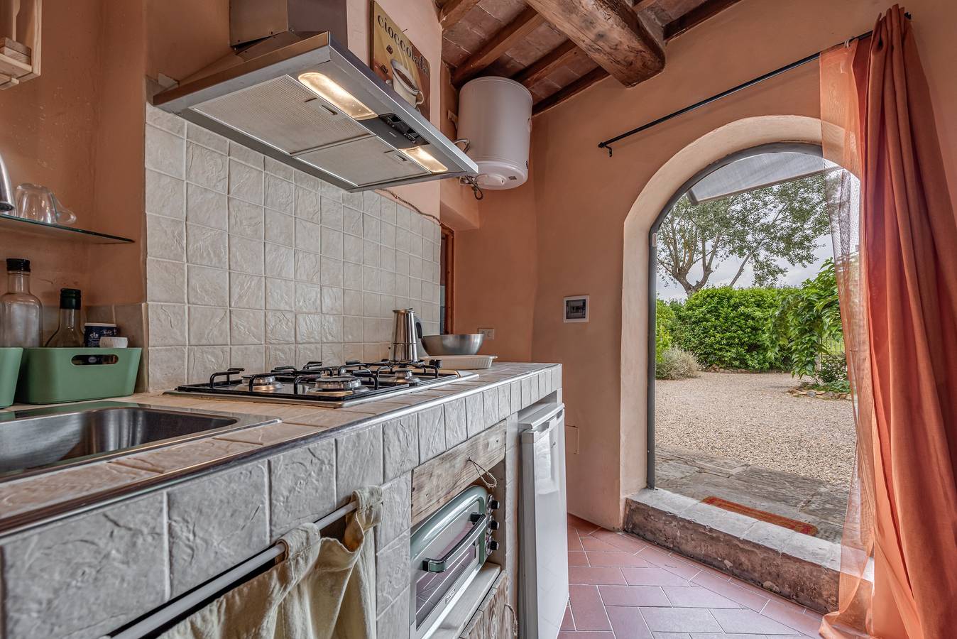 Entire apartment, Apartment 'Depandance Con Giardino' with Shared Garden, Wi-Fi and Air Conditioning in Empoli, Florence Province