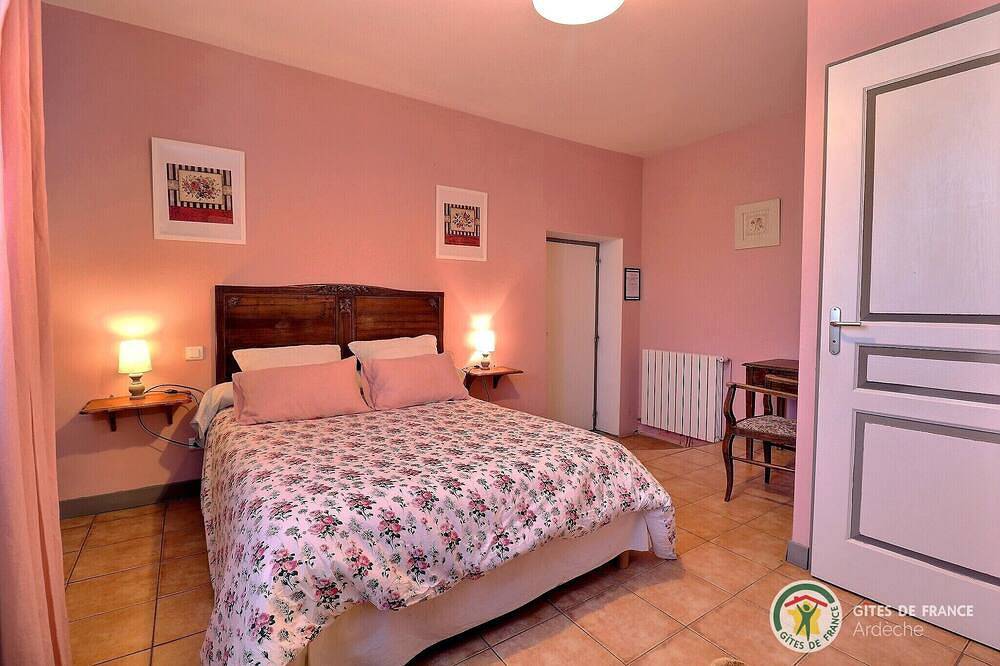 Spacious, bright gîte, ideal for large families or groups of friends. in Ruoms, Ardèche
