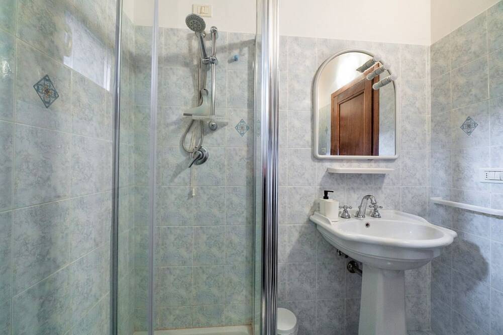 Apartamento entero, Guesthost - Cozy 50m2 apartment equipped with all comforts, ideal for two people, located on the second floor of a renovated farmhouse (stairs to access it).The accommodation is located inside a former oil mill and offers its guests many shared services: in Passignano sul Trasimeno, Lago Trasimeno