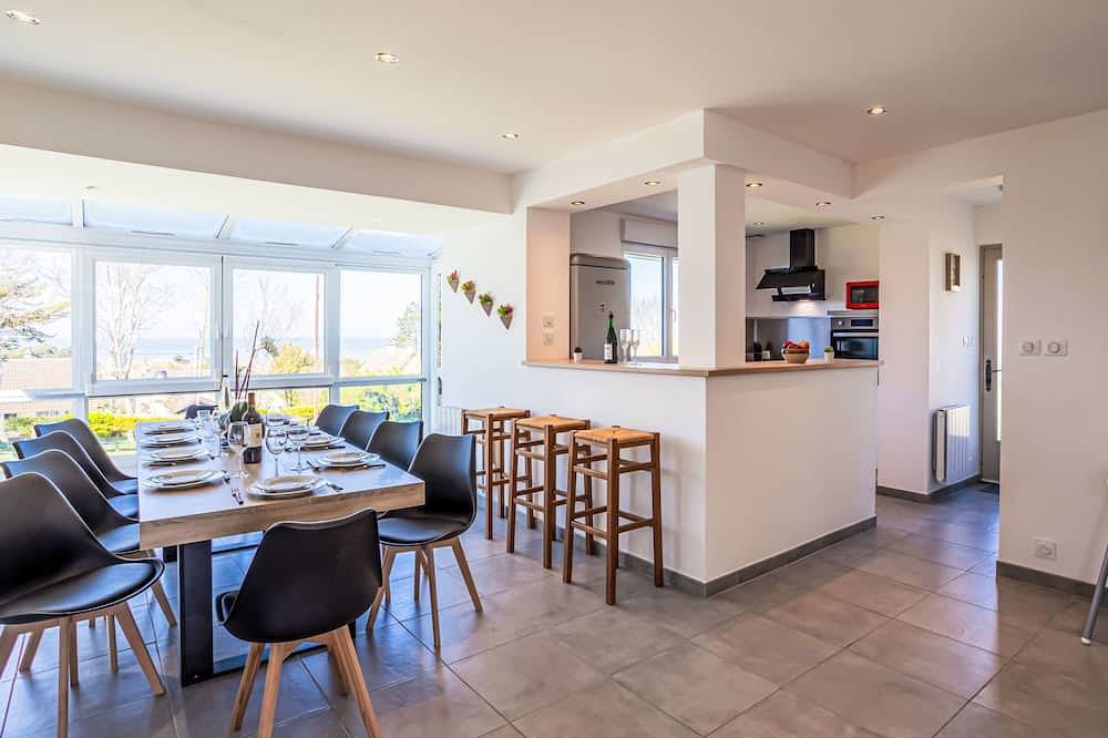 La maison du phare in Ver-sur-Mer, Côte de Nacre