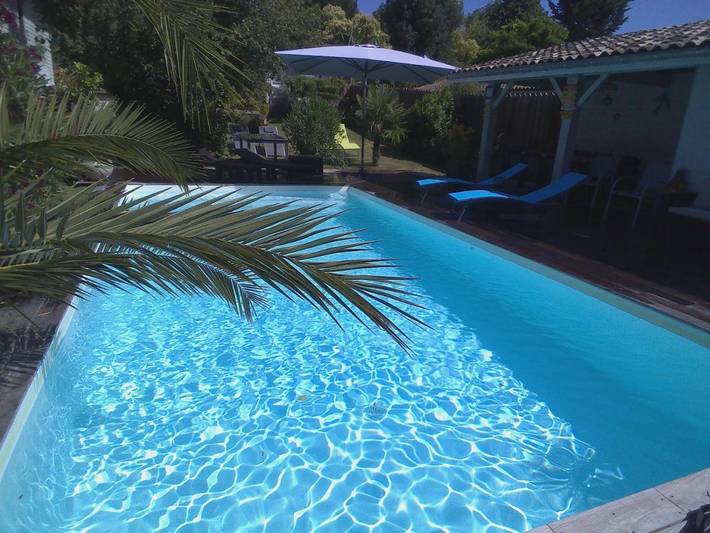 Gîte pour 4 personnes, avec Balcon et Terrasse ainsi que Jardin et Piscine à Vertheuil