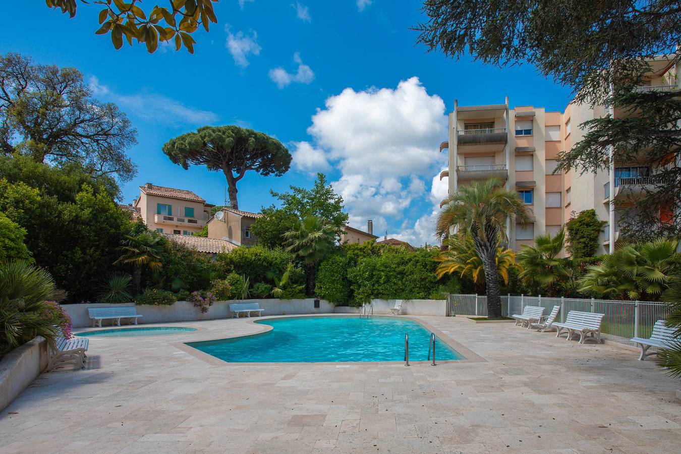 Appartement entier, Studio 'Les Balcons Fleuris' avec piscine partagée et Wi-Fi in Sainte-Maxime, Côte méditerranéenne (France)