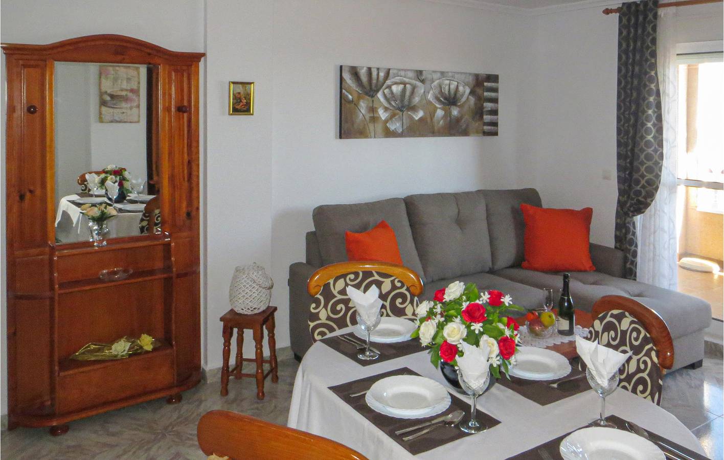 Apartamento vacacional entero, Apartamento en la planta superior con terraza, WiFi y aire acondicionado in Las Calas, Torrevieja