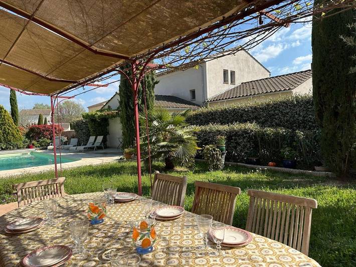 Location de vacances pour 8 personnes, avec vue ainsi que piscine et jardin à Oppède - 4