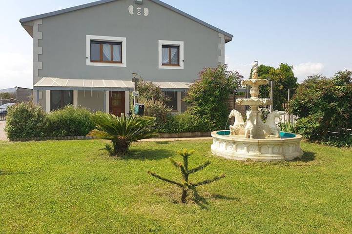 Gîte pour 4 personnes, avec Terrasse ainsi que Jardin et Piscine