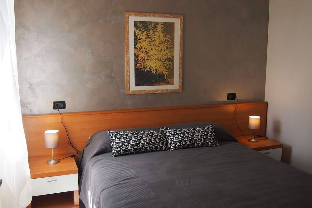 Ganze Wohnung, Sallys Haus im Naturparadies Punta Grò in Sirmione, Gardasee-Berge
