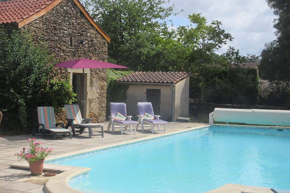 Gîte dans maison en pierre, avec piscine, à la campagne, proche Villefranche. in Savignac, Aveyron