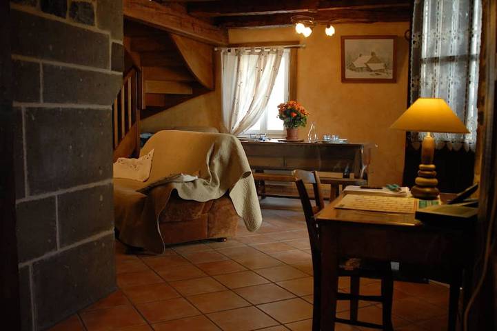 1850 Haus renoviert ganz im Dorf. in Saignes, Region Mauriac