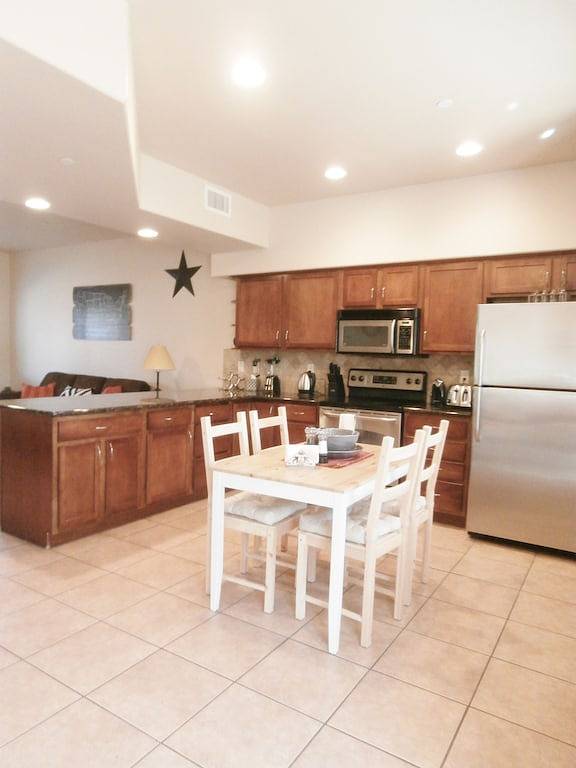 Luxuriöses, gehobenes Stadthaus in Sedona. Super sauber, Gourmet-Küche, bequeme Betten! in Oak Creek, Oak Creek Canyon