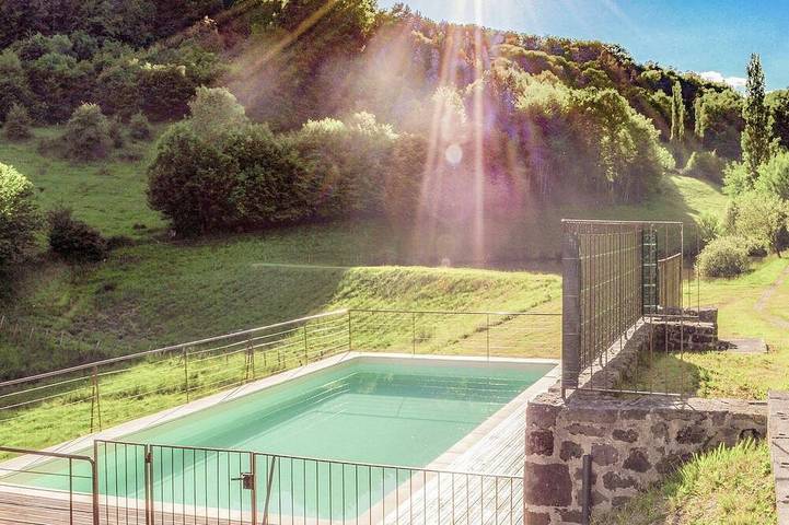 Location de vacances pour 8 personnes, avec piscine ainsi que jardin et balcon à Sérilhac