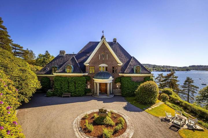 Vakantiehuis voor 19 personen, with uitzicht and balkon as well as tuin in Bergen